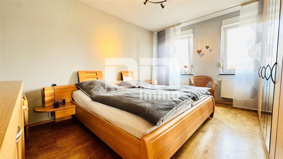 Ein- bis Zweifamilienhaus mit 2 Terrassen, Garage und angelegtem Gartenbereich - DG Schlafzimmer